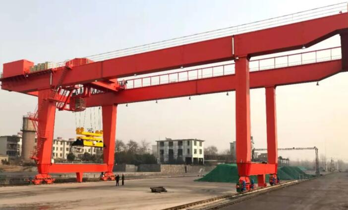 下路轨式集装箱门式蜜桃视频APP下载机和履带式吊装的区别 下路轨式集装箱门式蜜桃视频APP下载机和履带式吊装的区别