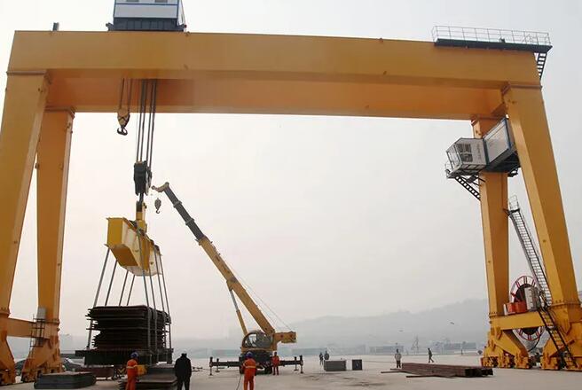 双梁吊钩门式蜜桃视频APP下载机港口使用 双梁吊钩门式蜜桃视频APP下载机港口使用